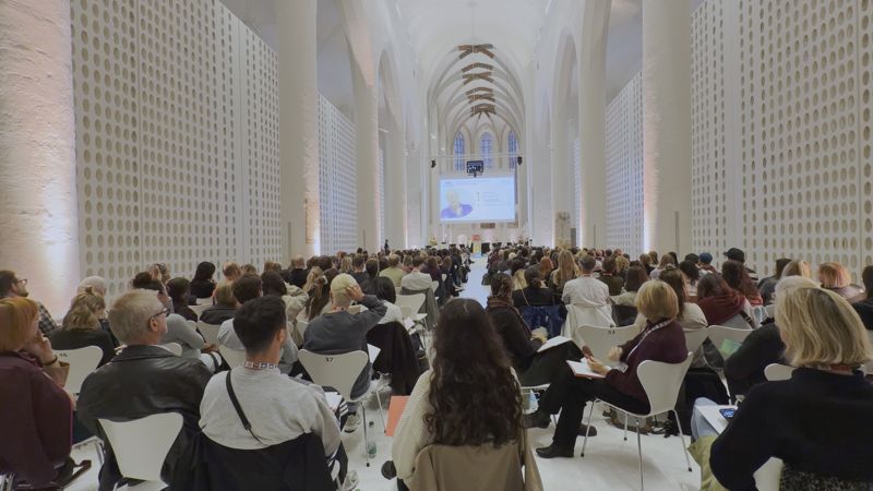 Voll besetzte Dominikaner-Aula der Universität Bamberg während eines Vortrags