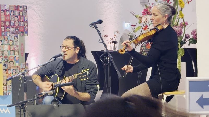 Das Duo „Inner Rooms“ mit Gitarre und Geige bei der Eröffnung