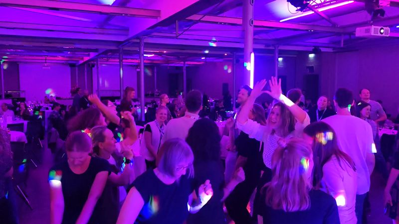 Volle Tanzfläche bei der Jubiläumsfeier am Samstagabend