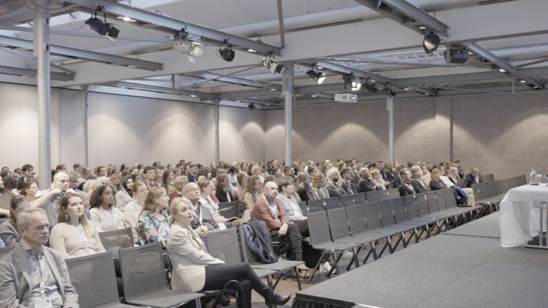 Gut gefüllter Vortragssaal im Welcome Kongress Hotel