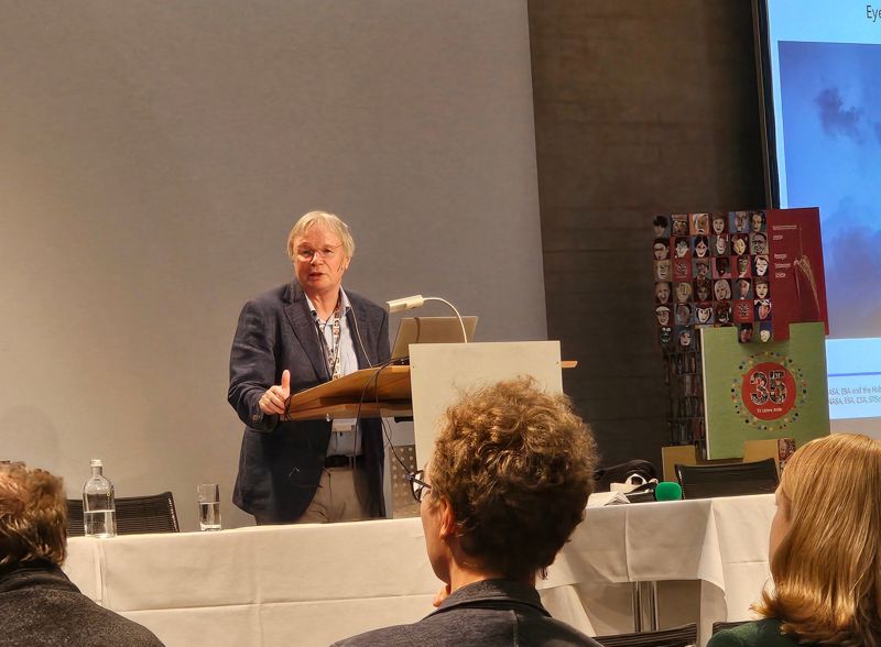 Vortrag am Rednerpult im Welcome Kongress Hotel, daneben der Jubiläums-Aufsteller „35 Jahre AVM“