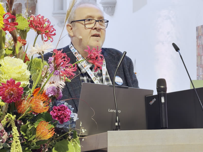 Rainer Knappe, 1. Vorsitzender der AVM, beim Grußwort zur Eröffnung am Freitag